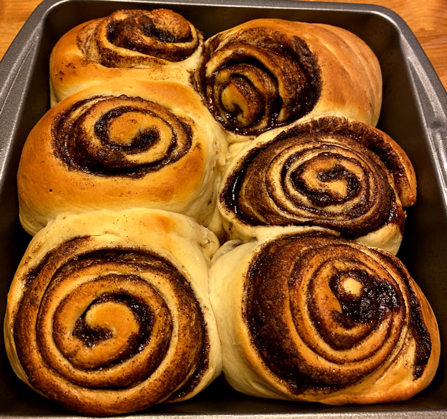 cinnamon_buns_091224_3_IMG_2985.jpg