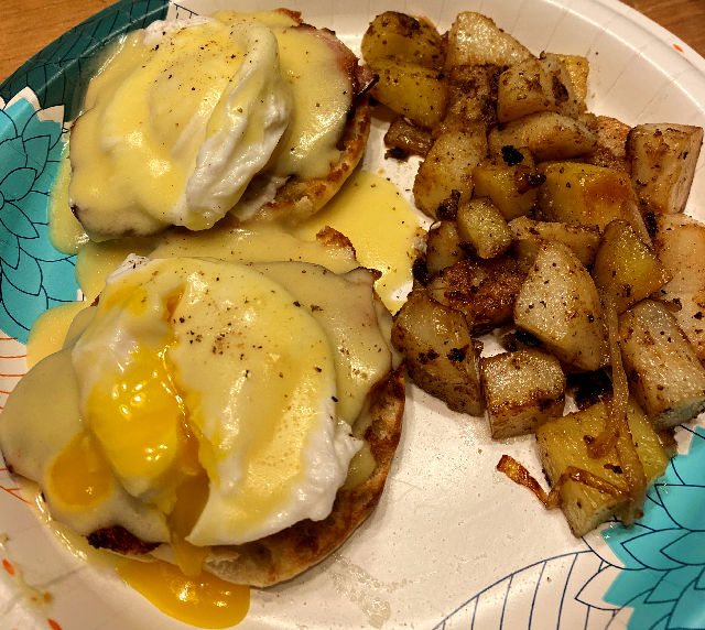 eggs_benedict_051222_2_IMG_9612.jpg