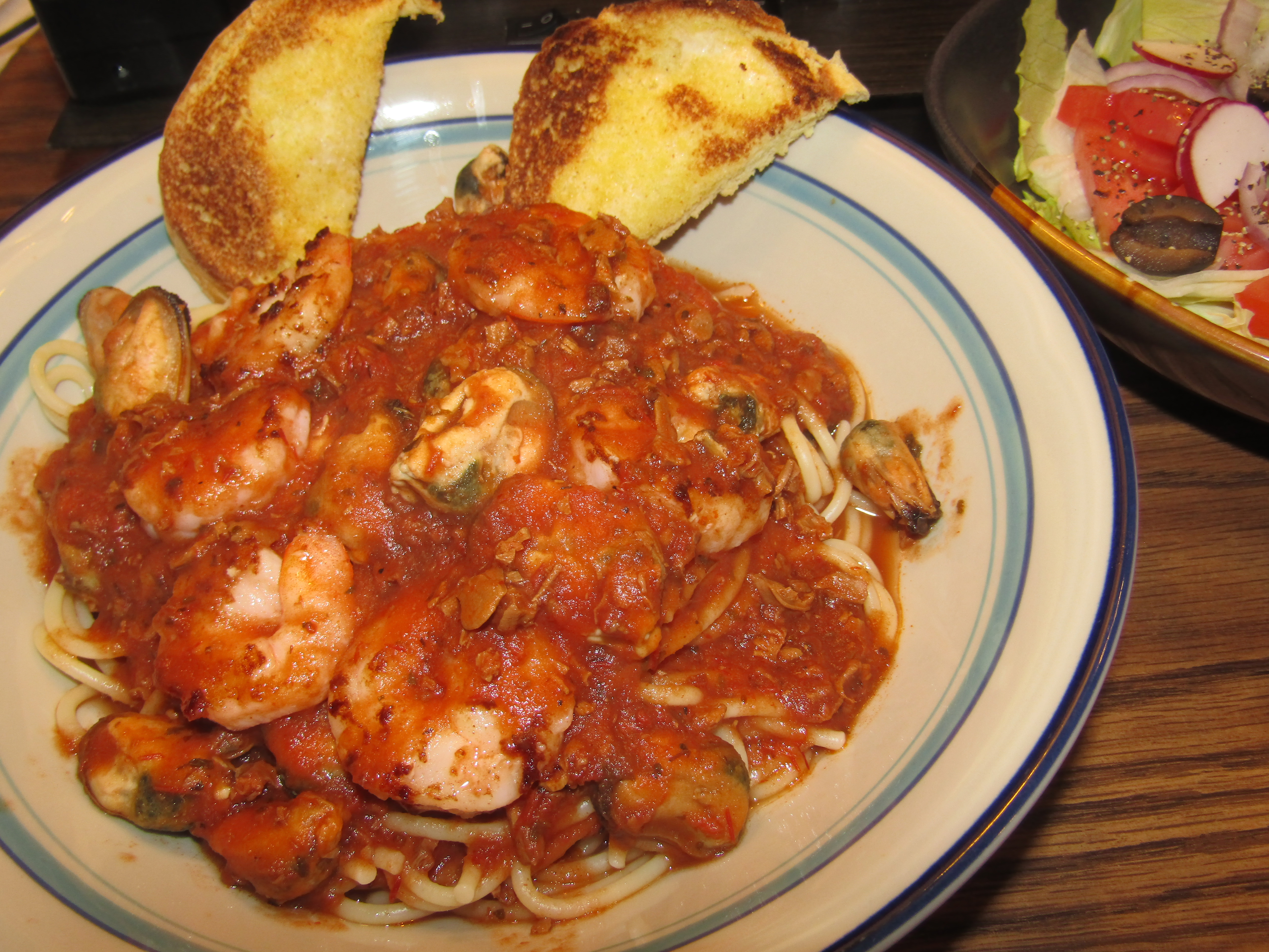 Spaghetti with Mussels & Shrimps - Clam Sauce 11-30-22.JPG