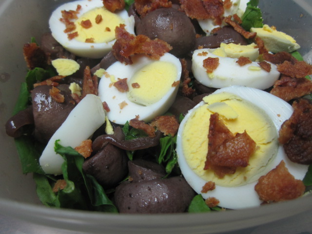 Spinach salad with Steak and Ale mushrooms.JPG