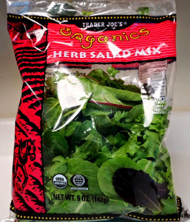 trader_joe_herb_salad_082122.jpg